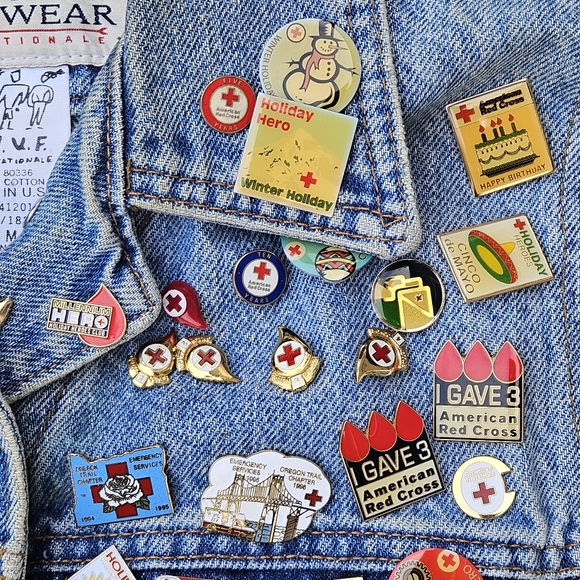 AMAZING Red Cross Pins Blood Drive Collection Denim Vest VTG Battle Jean Jacket - Picture 7 of 16
